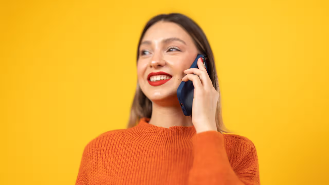 trabajadora con su movil