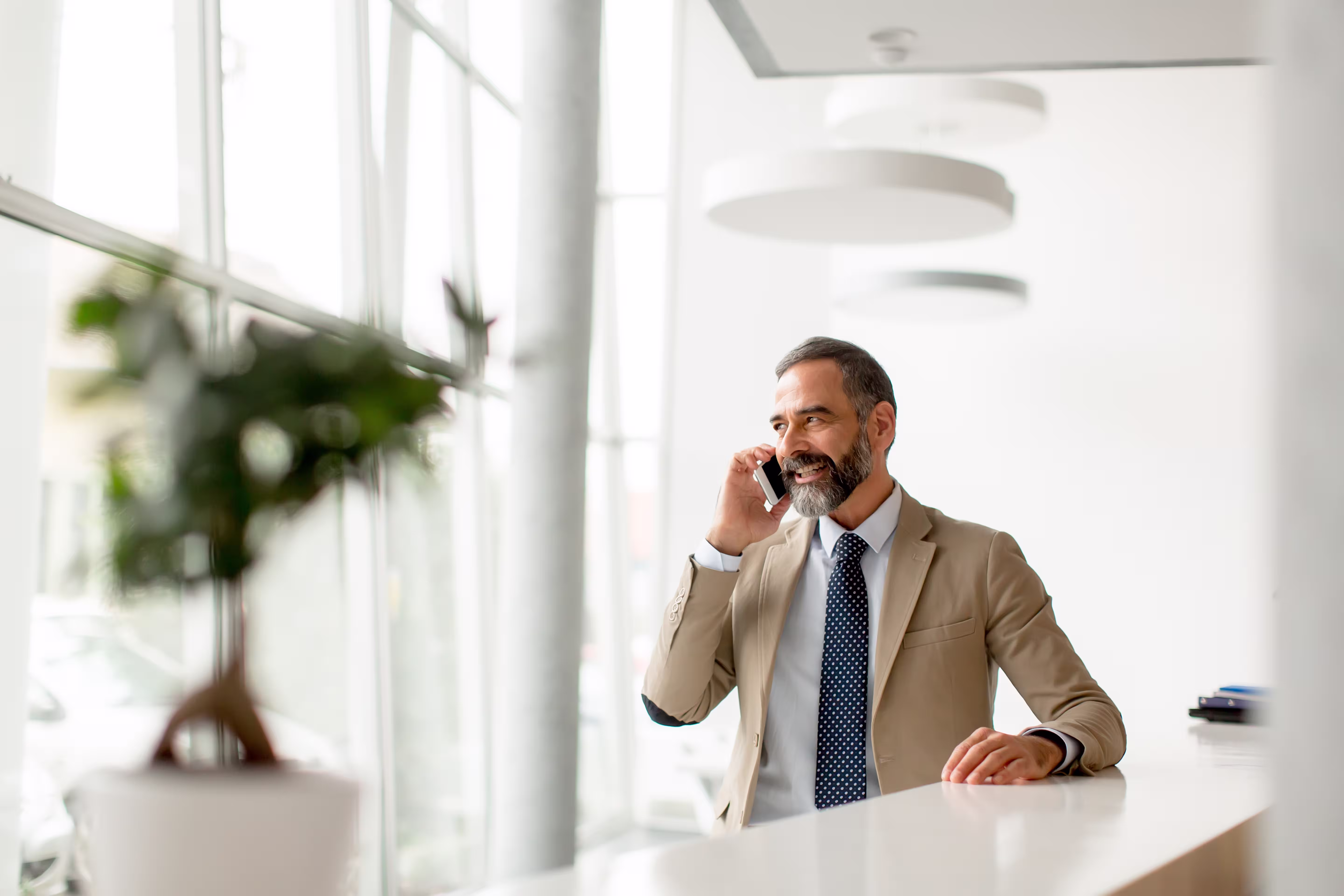 hombre de negocios hablando por el movil