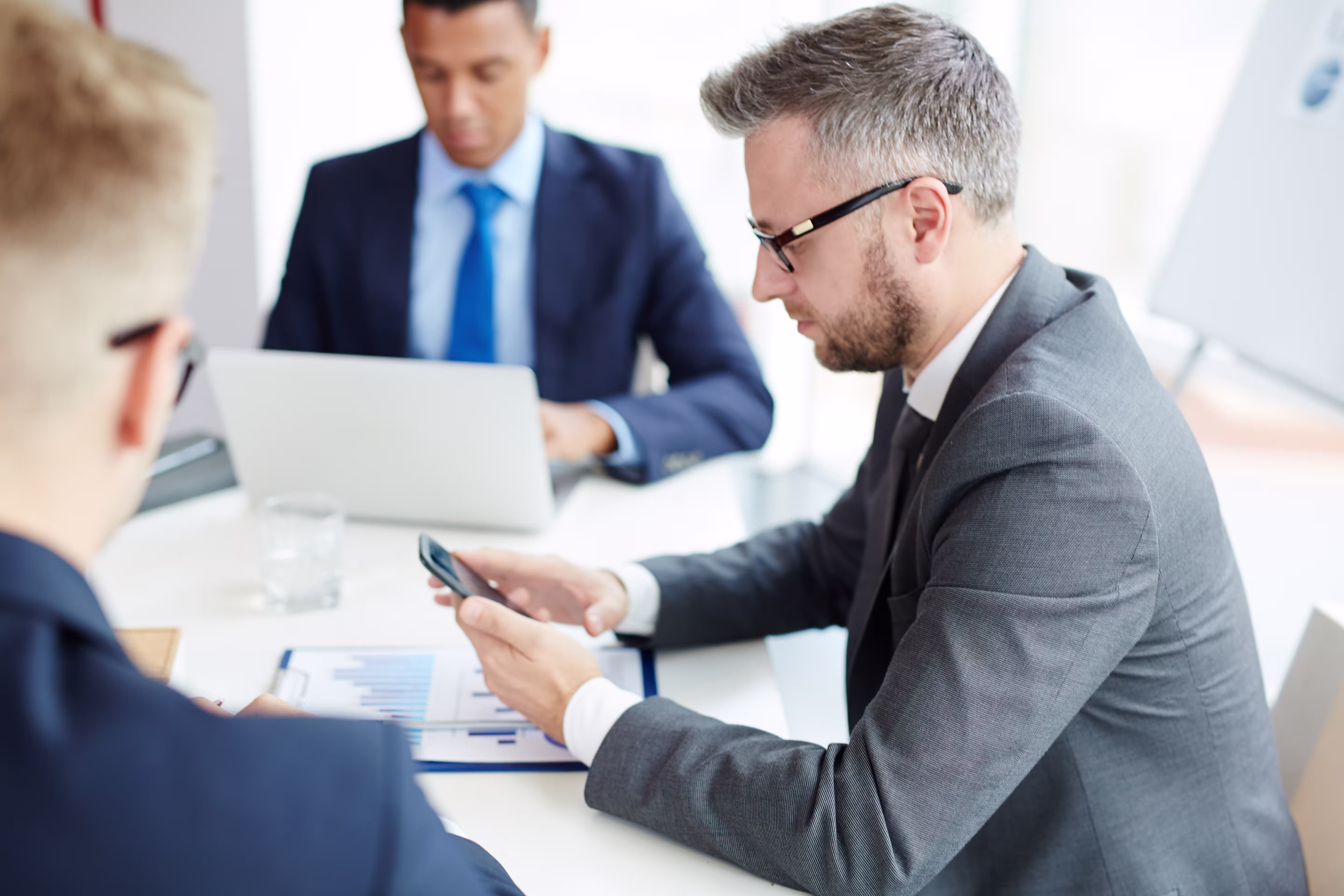 hombres de negocios con moviles